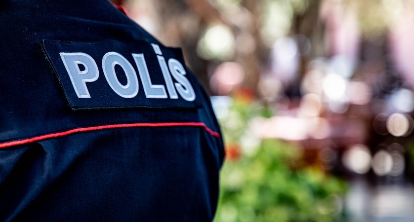 Vilayət Eyvazov Yevlaxda azyaşlını döyən polisi işdən çıxarıb