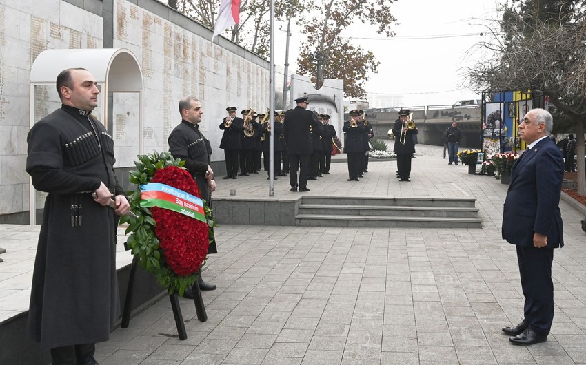 Əli Əsədov Tbilisidə Qəhrəmanlar abidəsini ziyarət edib