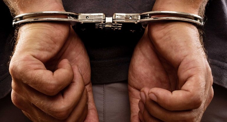 Anası ilə mübahisə edən şəxs polisə çəngəllə xəsarət yetirdi