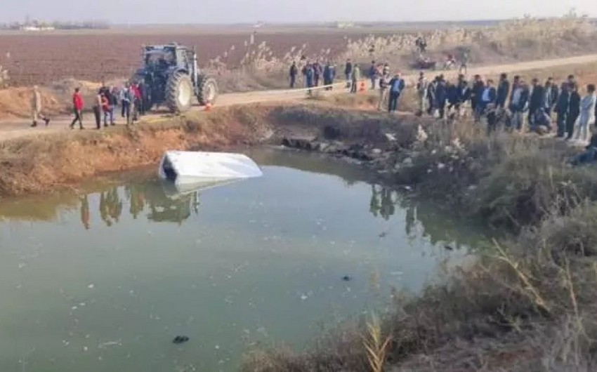 Türkiyədə qanunsuz miqrantları daşıyan mikroavtobus su kanalına aşıb, 6 nəfər ölüb