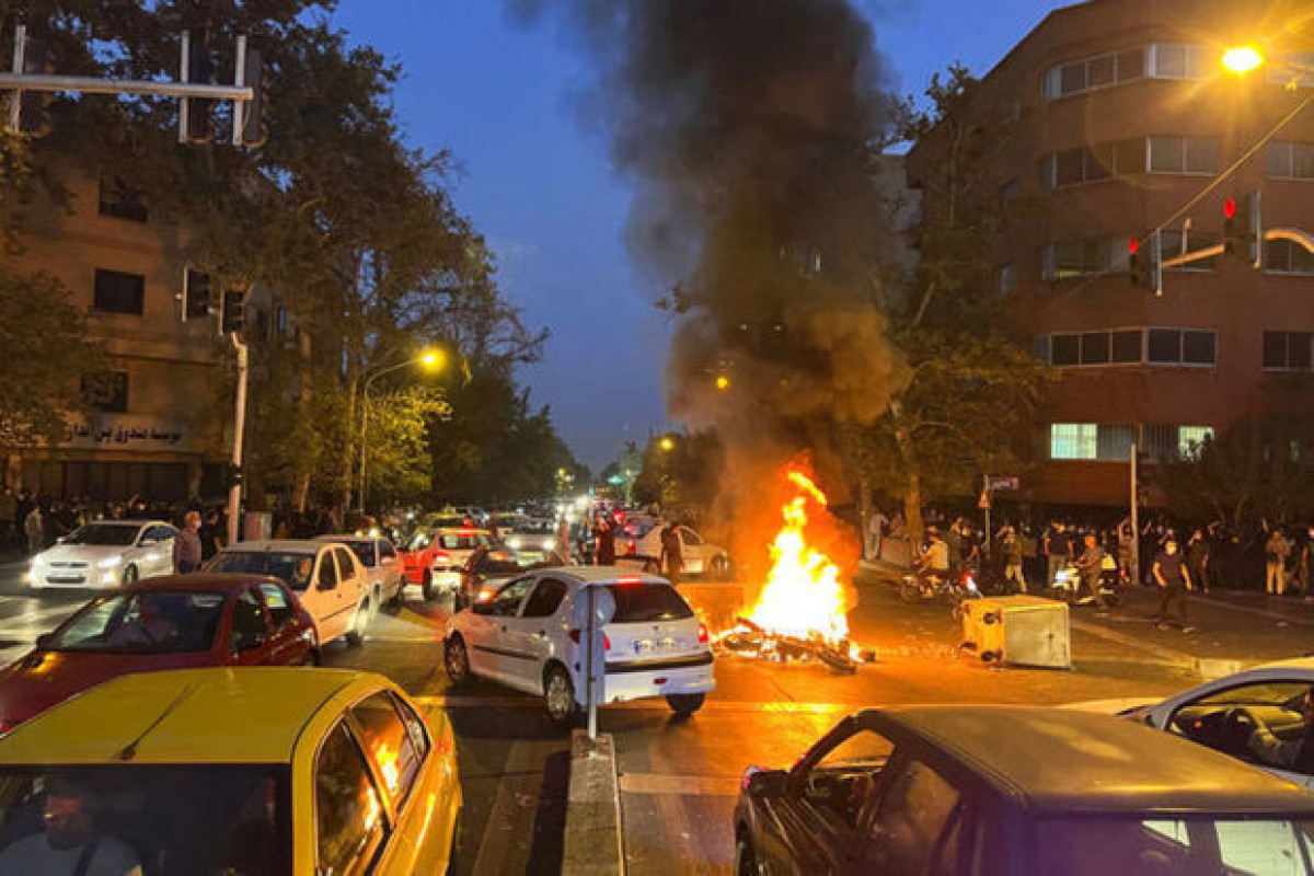 İranda etirazlar davam edir: ETTELAAT-ın nəzarət kamerası yandırılıb