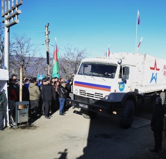 Aksiya iştirakçıları sülhməramlıların birinin ailə üzvlərinin keçidinə şərait yaradıblar