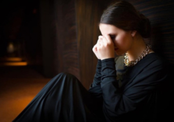 Azərbaycanda DƏHŞƏT: 17 yaşlı gəlinin əri impotent çıxdı, qaynı zorladı