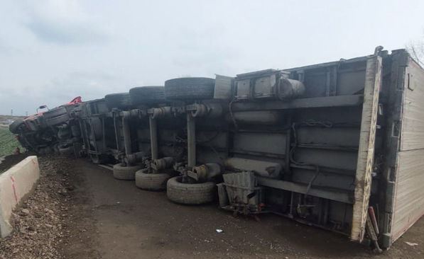 Bakı-Qazax yolunda TIR aşıb, sürücü xəsarət alıb