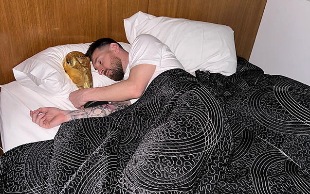 Messi sevincindən kubokla yatdı - Fotolar