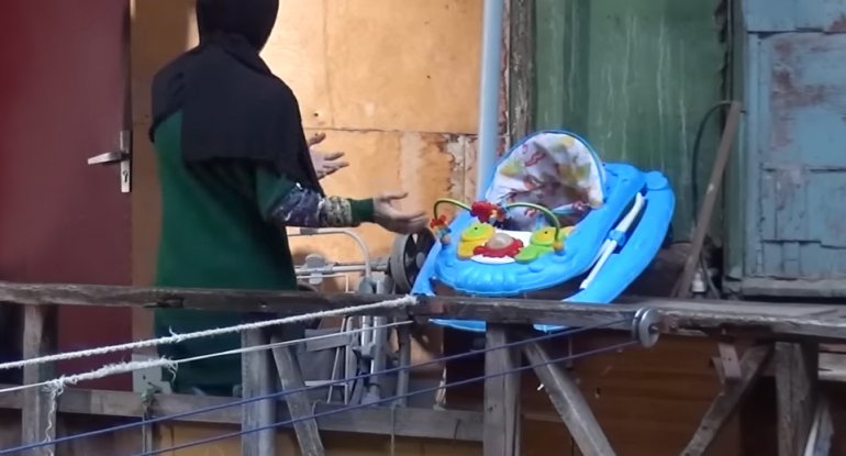 AZƏRBAYCANDA ŞOK HADİSƏ: 2-ci mərtəbədən yıxılan 11 aylıq körpə necə sağ qaldı? - VİDEO