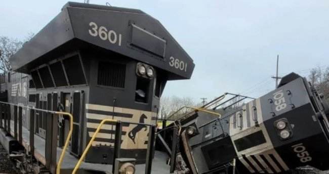 ABŞ-da yük qatarı dəmir yolu keçidində qoşqusunu kəsib