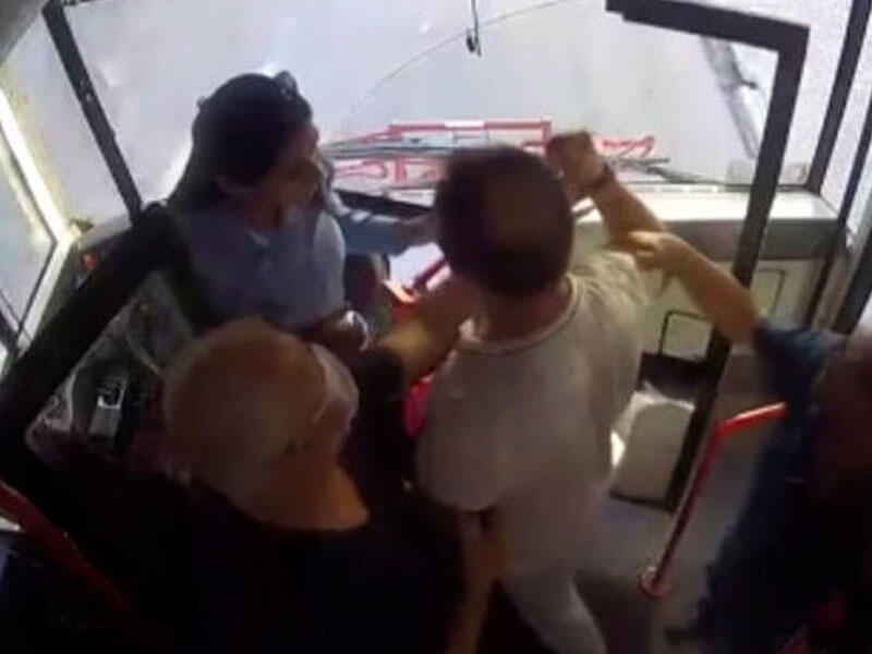 Sərnişin qadın sürücüyə hücum etdi, avtobusa zərər vurdu - VİDEO