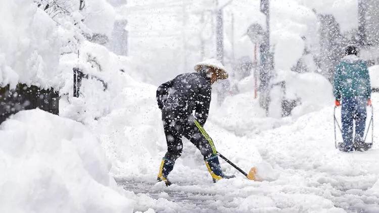 Yaponiyaya təsir edən güclü qarda insan itkiləri 8-ə yüksəlib