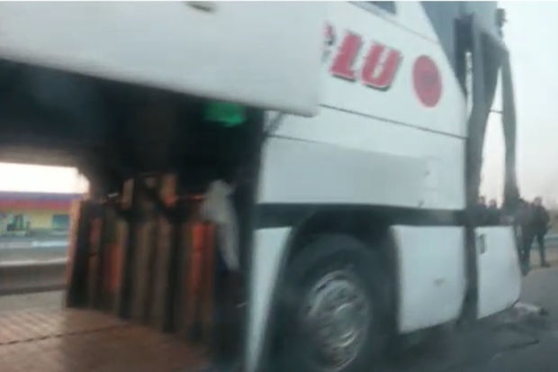 Bakı-Qazax yolunda sərnişin avtobusu yük maşını ilə toqquşub, xəsarət alanlar var