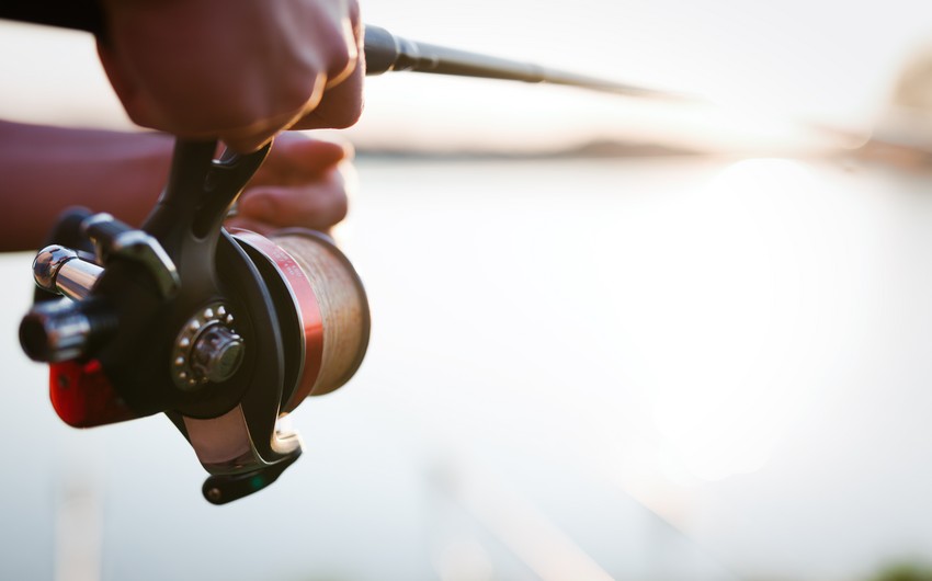 Kür çayında balıq tutmaq istəyən şəxs batıb