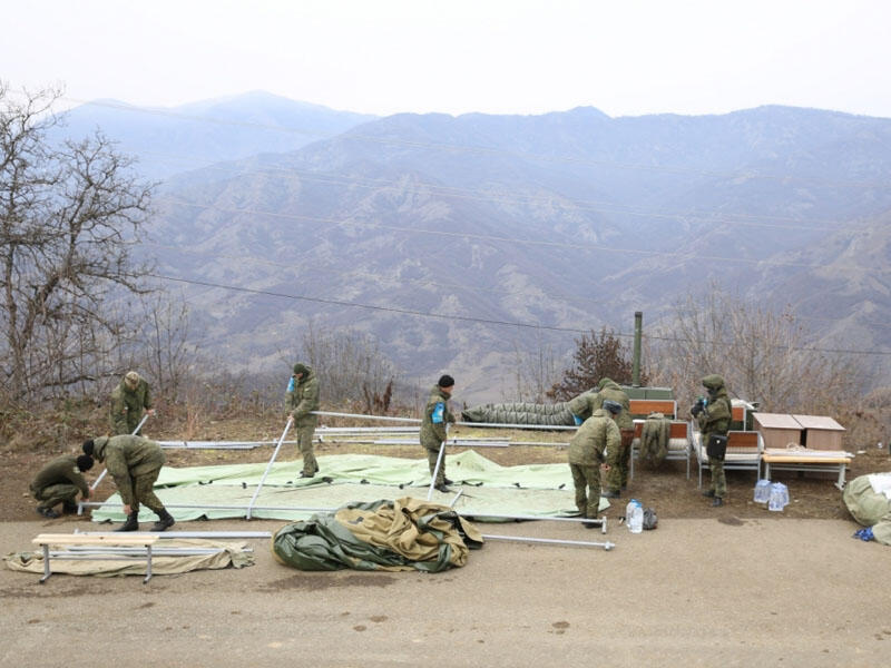 Sülhməramlılar etiraz aksiyasının keçirildiyi ərazidə quraşdırdıqları çadırları sökürlər