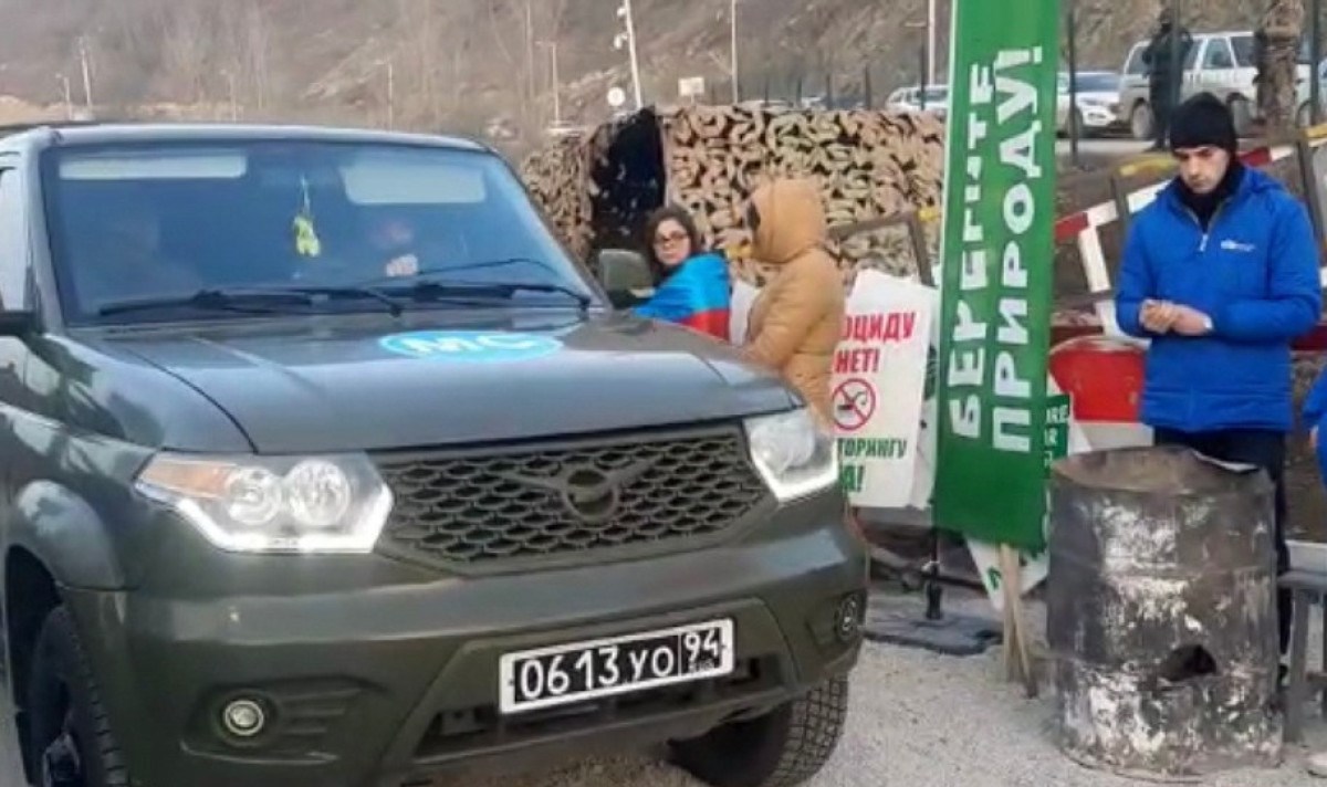 Laçın-Xankəndi yolunda aksiya keçirilən yerdən rus sülhməramlılarına məxsus avtomobil maneəsiz keçib