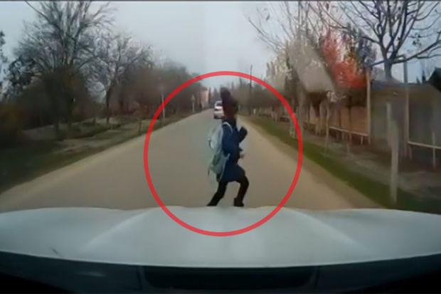 Yolu keçən məktəbli son anda ölümdən döndü - VİDEO