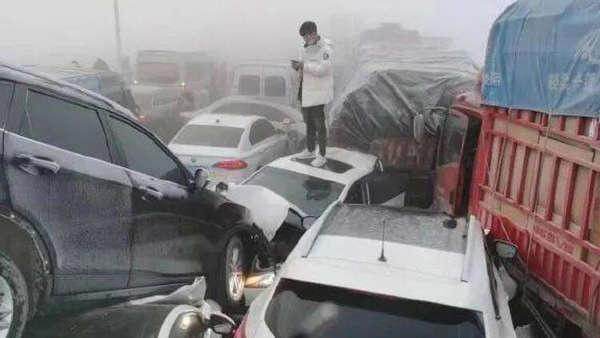 Çində 200 avtomobil toqquşub