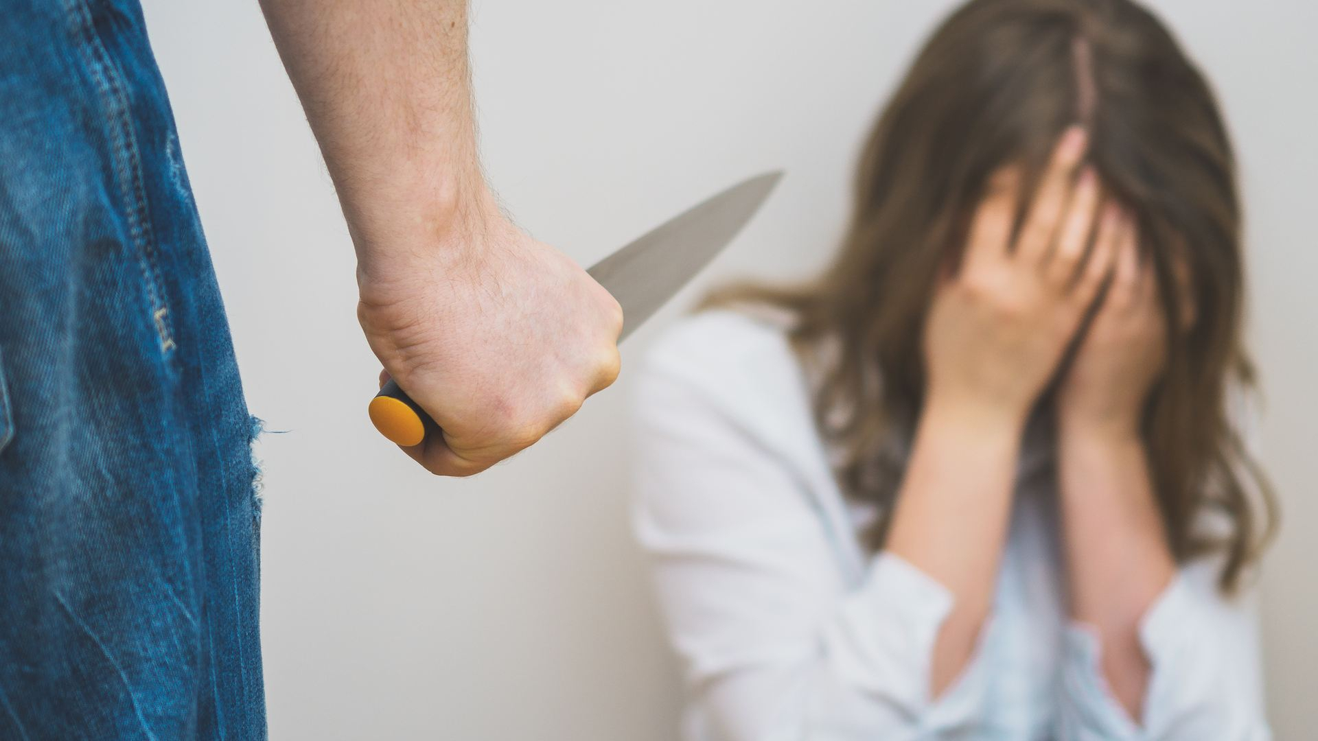 Anasını başqa kişiyə yazdığı mesaja görə bıçaqladı