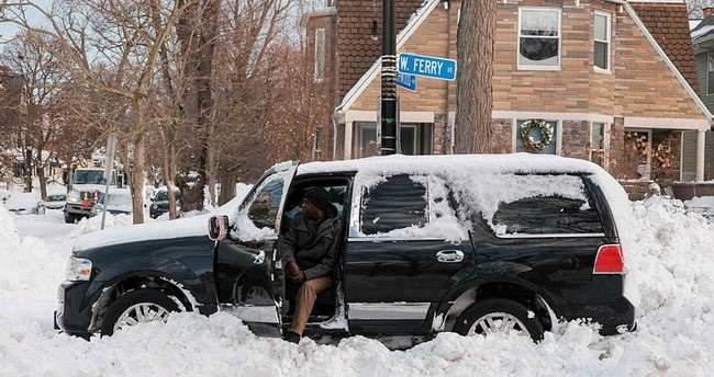 ABŞ-da avtomobili fırtınada qalan qadın kömək gözləyərkən soyuqdan ölüb