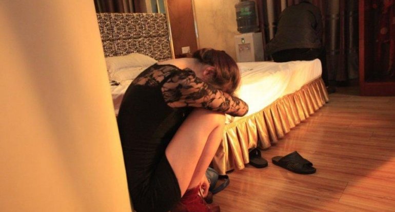 Masazırda sevgilisi ilə görüşən oğlan özünü eyvandan atdı – ŞOK SƏBƏB