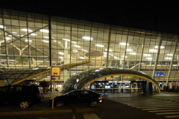 Bakı aeroportunda DƏHŞƏT: Qayınata yeznəsini baltaladı - VİDEO