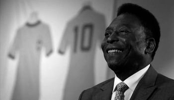 Dünya futbolunun əfsanəsi Pele 82 yaşında dünyasını dəyişib