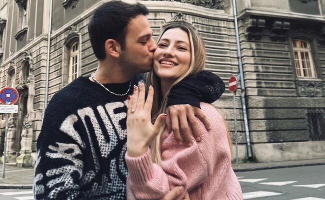 Piyada keçidində evlilik təklifi - Fotolar