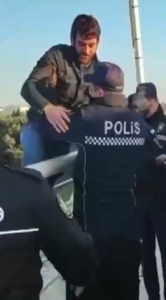 Özünü körpüdən atmaq istəyən kişini polis belə xilas etdi - ANBAAN VİDEO