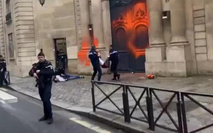 Ekofəallar Fransa Baş nazirinin iqamətgahının darvazalarına boya atıblar