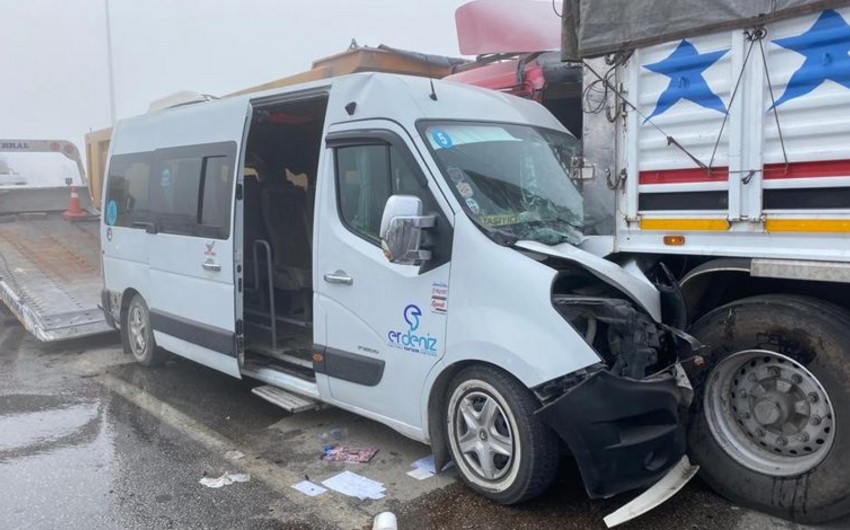 Türkiyədə şagirdləri daşıyan avtobus qəzaya düşüb, ölən və yaralananlar var