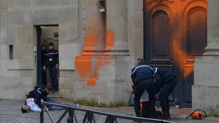 Fransada iqlim fəalları tərəfindən Baş Nazirlik binasına boyalı hücum ediliblər