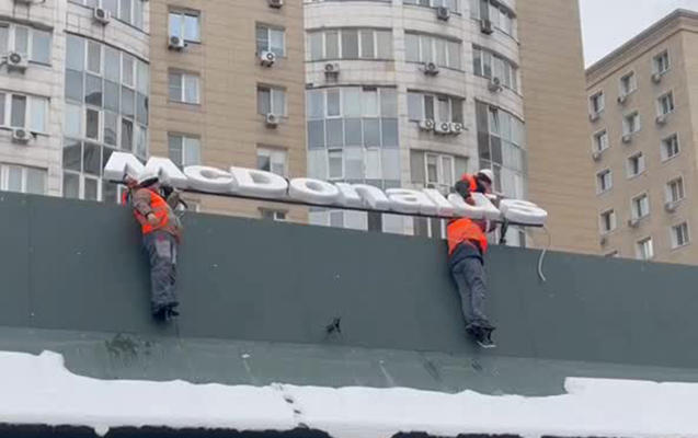 Qazaxıstanda “McDonald's” lövhələri belə söküldü - Video