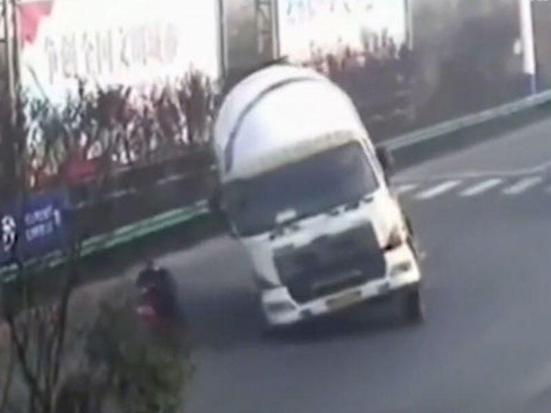 Motosikletçi betonqarışdıran maşınının altında qalmaqdan son anda xilas oldu - ANBAAN VİDEO