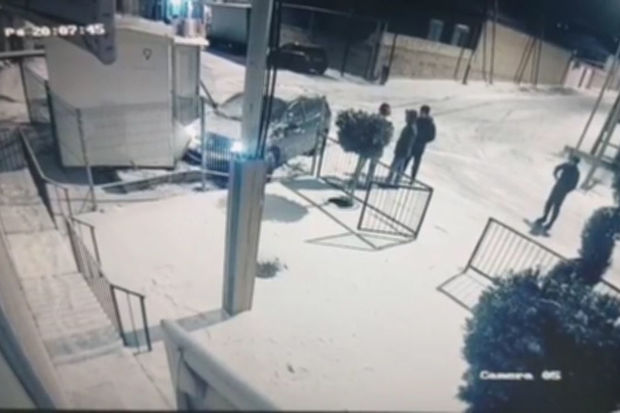 Xırdalanda maşın transformatora çırpıldı - ANBAAN VİDEO