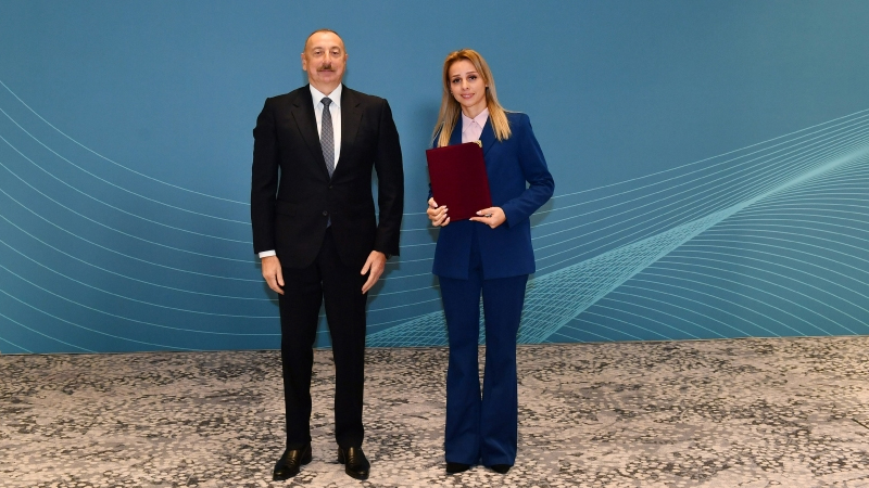 Prezident ona ev verdi (FOTO)