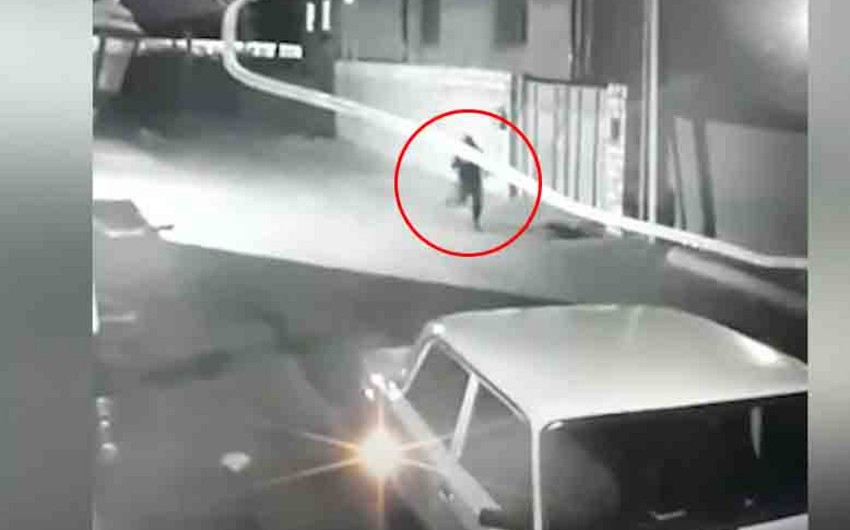 Yevlaxda həkimi qətlə yetirməkdə şübhəli bilinən şəxslərin görüntüləri yayılıb - VİDEO