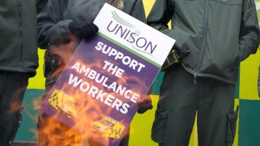 İngiltərə və Uelsdə minlərlə təcili yardım işçisi tətilə çıxdı