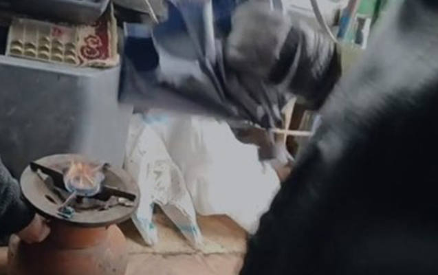 Avtobusu isitmək üçün qaz balonu yandırdı - Video