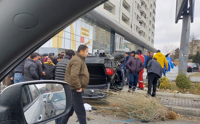 Bakıda avtomobil qəza törədərək aşıb, xəsarət alan var