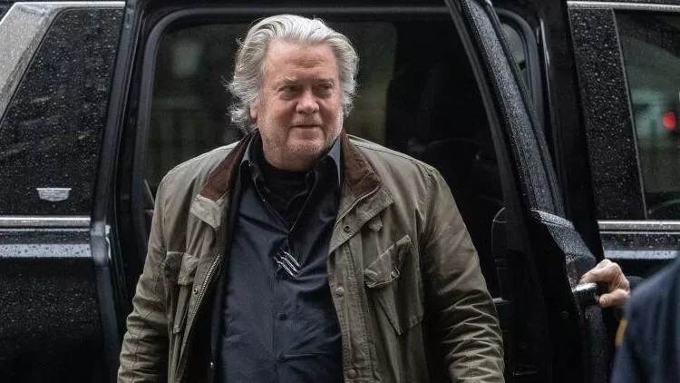 ABŞ prezidenti Trampın keçmiş müşaviri Bannon məhkəmə qarşısına çıxıb