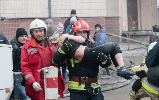 Ukraynada qadın dağıntılar altından belə xilas edildi - Fotolar
