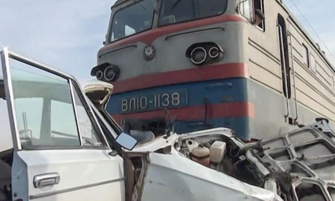 Bakıda qatar avtomobillə toqquşdu - Xəsarət alan var