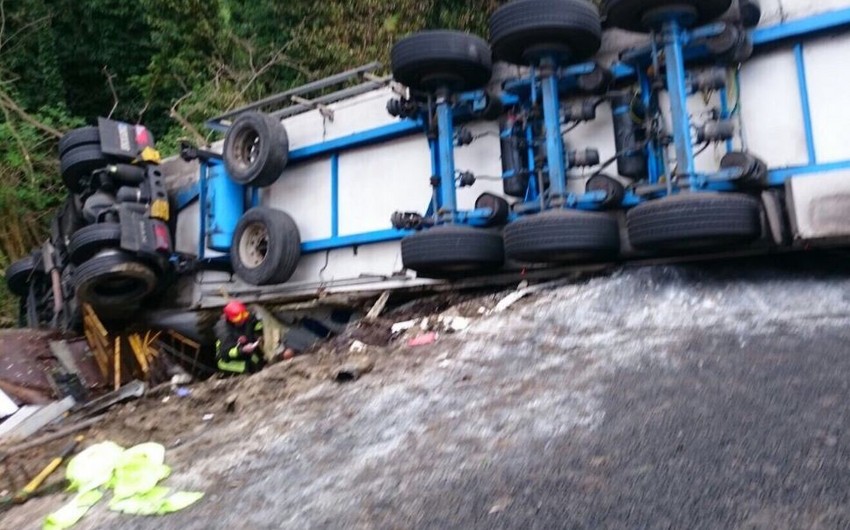 Masazırda yük maşını aşıb, xəsarət alan var