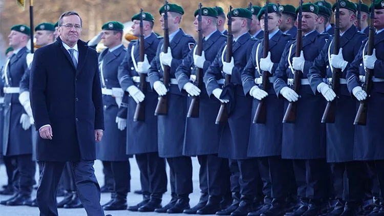 Almaniyanın yeni müdafiə naziri and içərək işə başlayıb