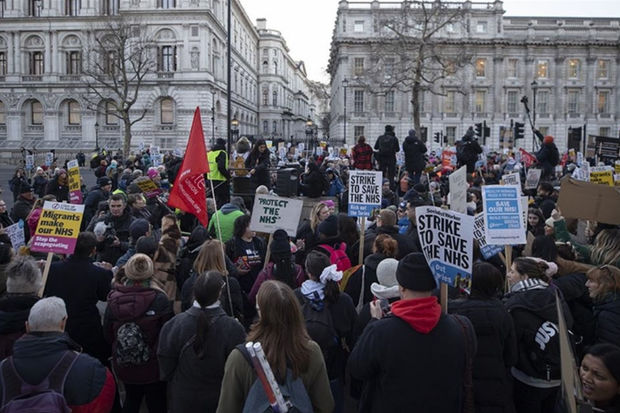 Londonda səhiyyə sistemi ilə bağlı qərara etiraz: İnsanlar ayağa qalxdılar