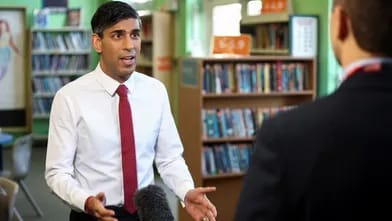 İngiltərə baş naziri təhlükəsizlik kəməri taxmadığına görə üzr istəyib