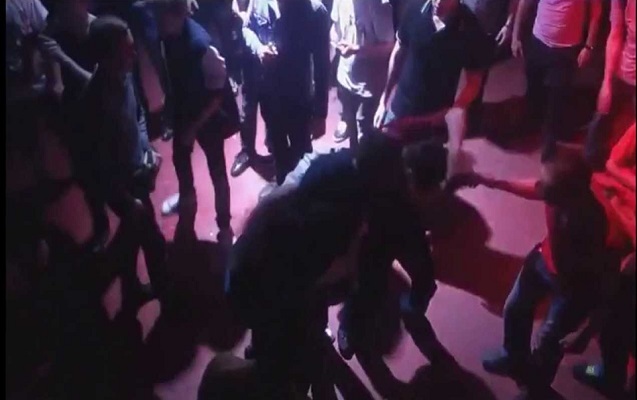 Şadlıq sarayında kütləvi dava - Ata və oğlunu döydülər