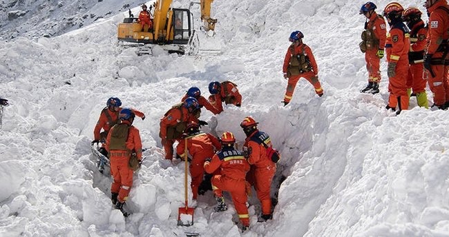 Çində avtomobil yoluna qar uçqunu düşüb: 28 nəfər ÖLÜB