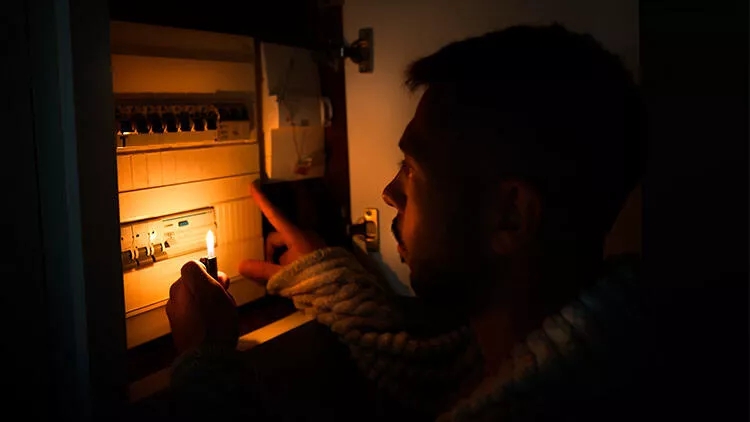 Pakistan qaranlığa büründü, 220 milyon insan işıqsız qaldı