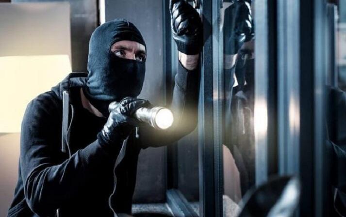 Bakıda mağazaya silahlı basqın oldu