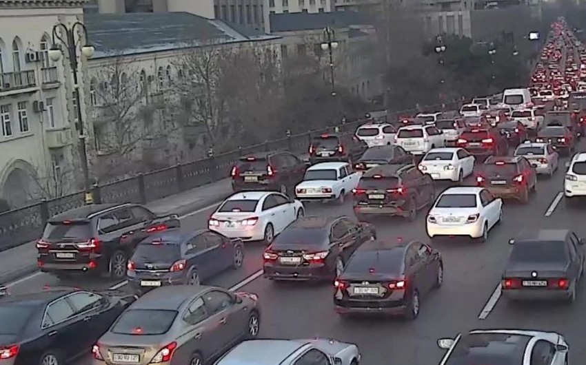 На некоторых улицах Баку затруднено движение транспорта - СПИСОК