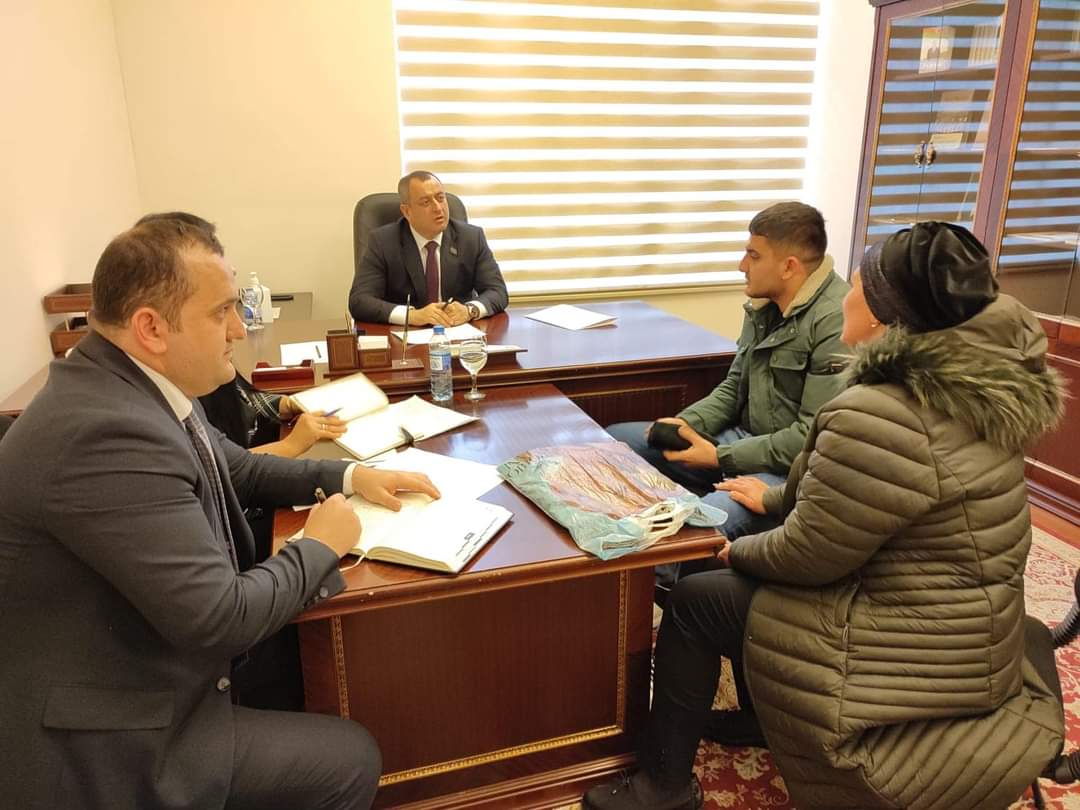 Adil Əliyev şəhid ailələri və qaziləri qəbul edib